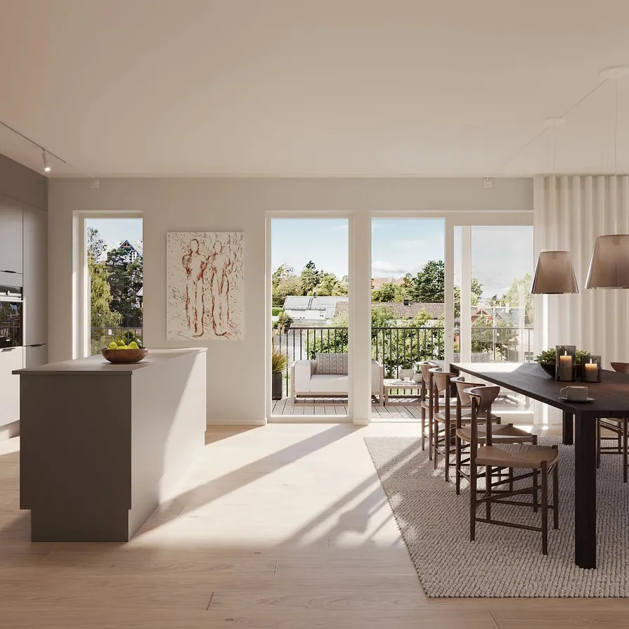 Romslig kjøkken og spiseplass med lyse flater, store vinduer og utgang til møblert terrasse.