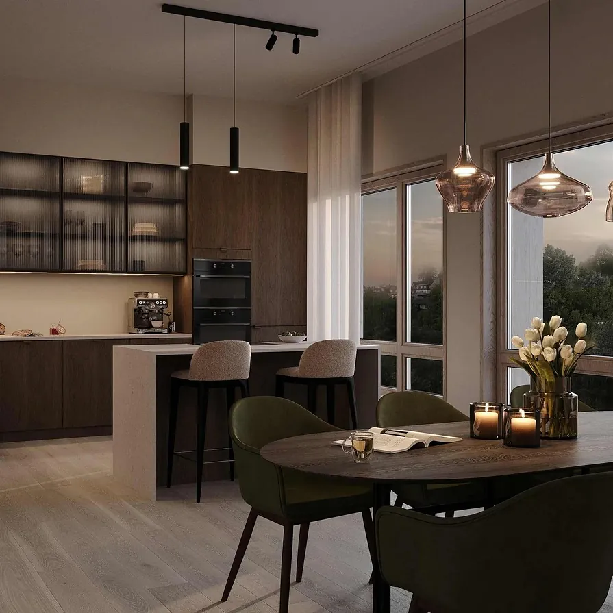 Kjøkken og spiseplass med mørke skap, store vinduer og varme pendellamper over spisebordet.