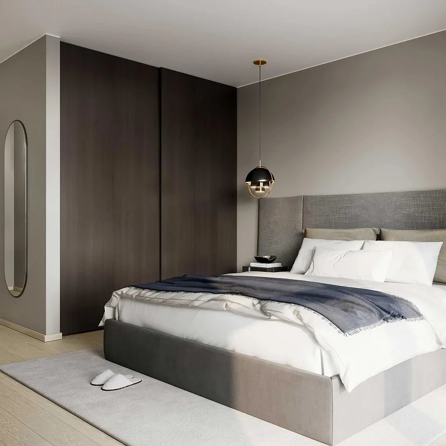 Stilrent soverom med mørke garderobedører, moderne pendellamper og stor seng med polstret sengegavl.