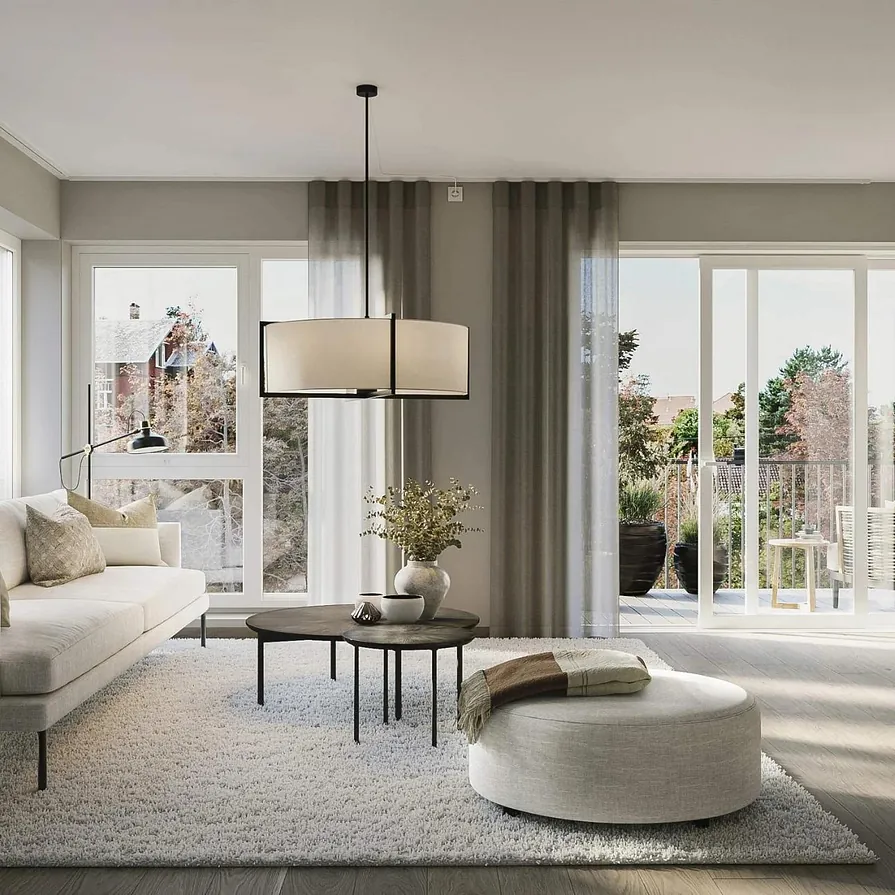 Lys stue med nøytral fargepalett, hjørnesofa og store vinduer mot grønn utsikt og balkong.