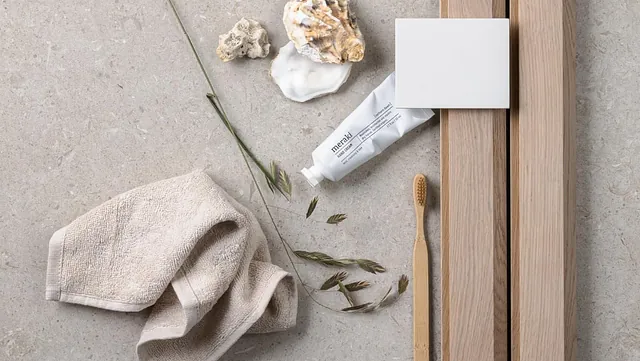 Flatlay av materialer og stoff på stenunderlag