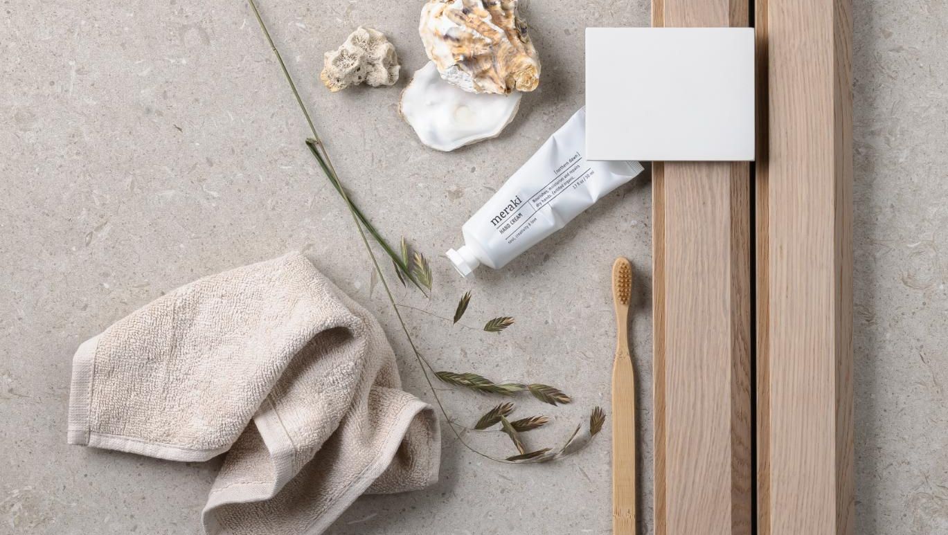 Flatlay av materialer og stoff på stenunderlag