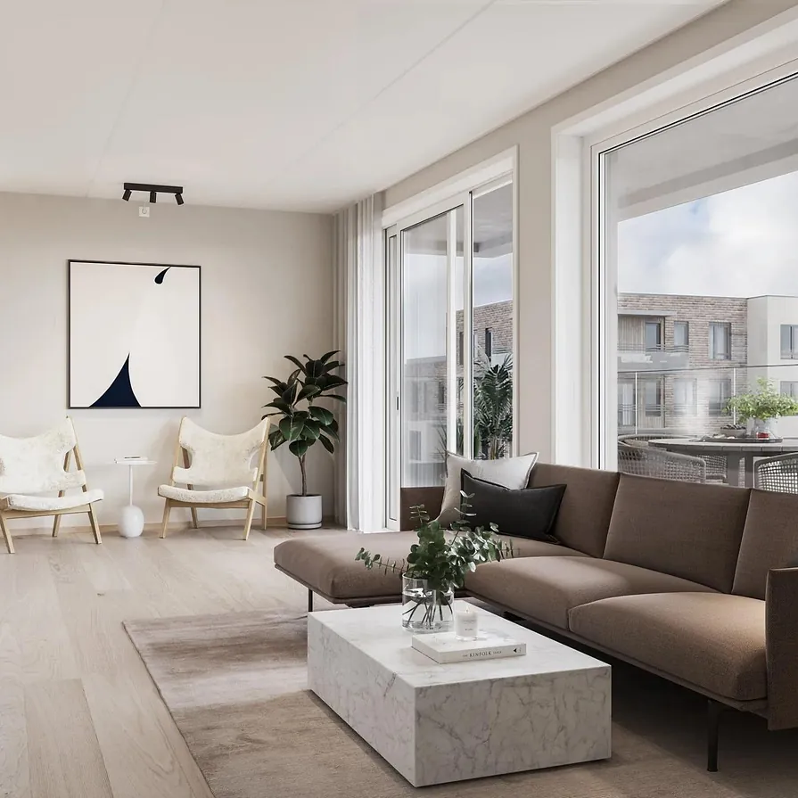 Lys stue med brun sofa, marmorbord, store vinduer og utgang til balkong med utsikt.