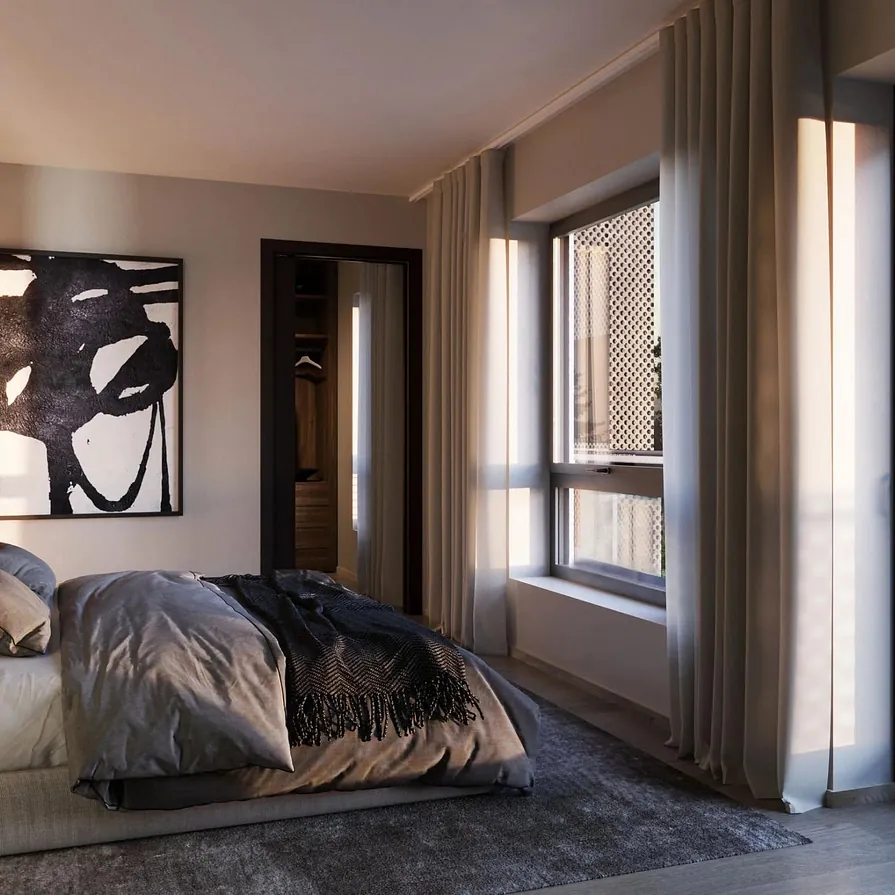 Soverom med store vinduer, abstrakt kunst, dempede farger og åpen dør til walk-in-garderobe.