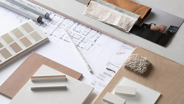 Ulike materialer og fargeprøver på bord