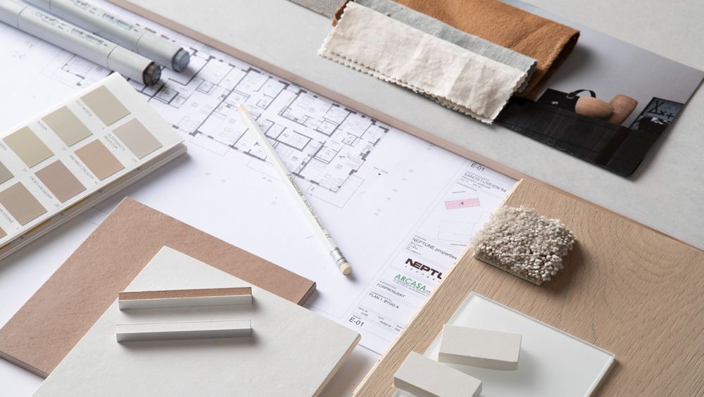 Ulike materialer og fargeprøver på bord