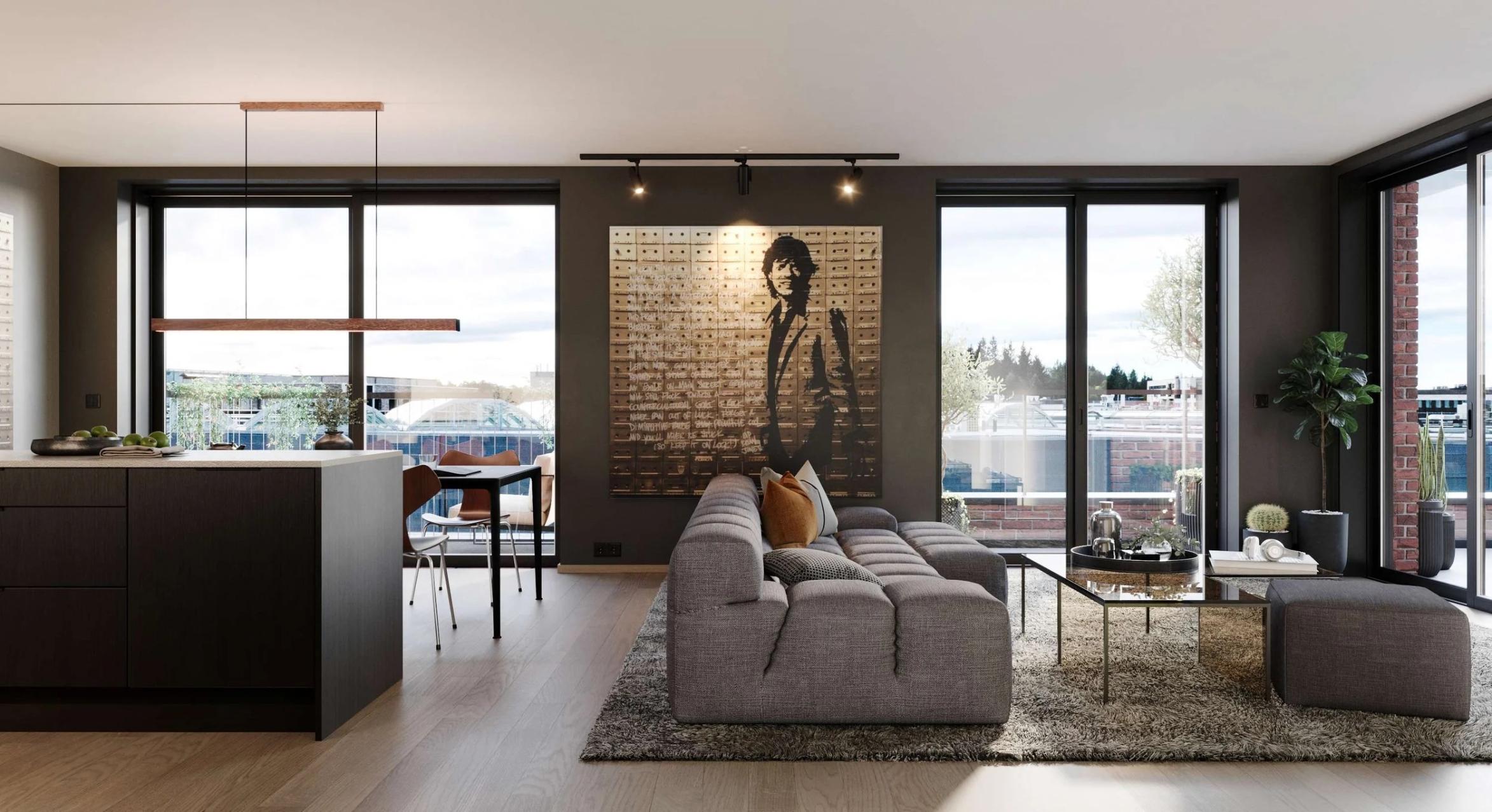 Stue med moderne kunst, grå sofa og store vindusflater som slipper inn mye dagslys.