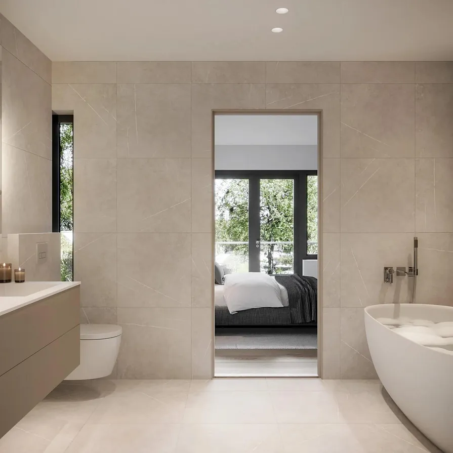 Romslig bad med frittstående badekar, dobbel servant og inngang til soverom med store vinduer.