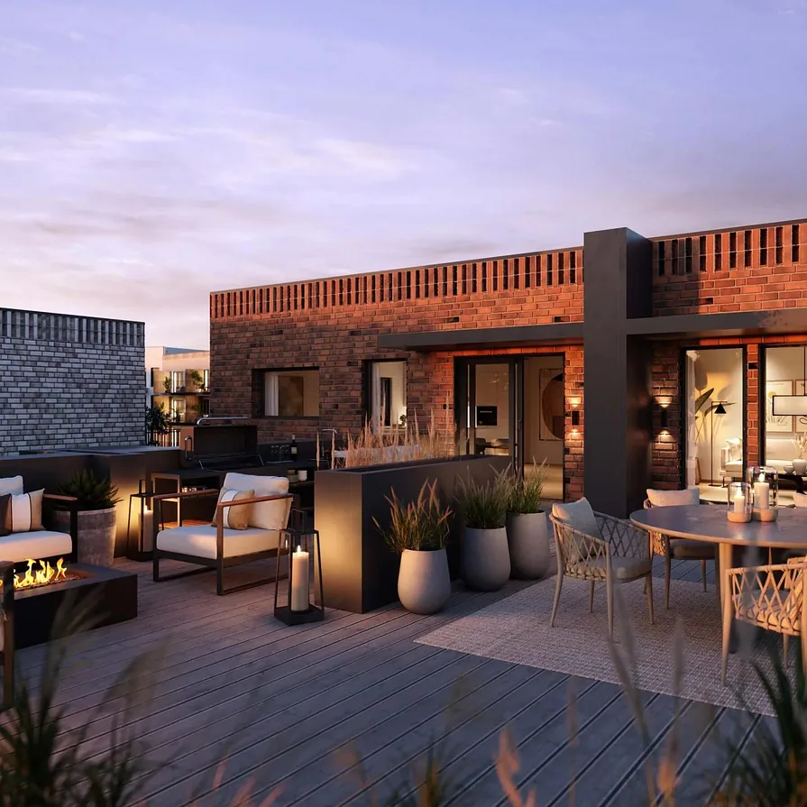 Romslig takterrasse med utemøbler, spisebord, grill og dekorlys i stemningsfull kveldssol.