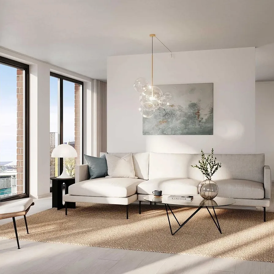 Lys og stilren stue med hjørnesofa, dekorative bilder og store vinduer med byutsikt.