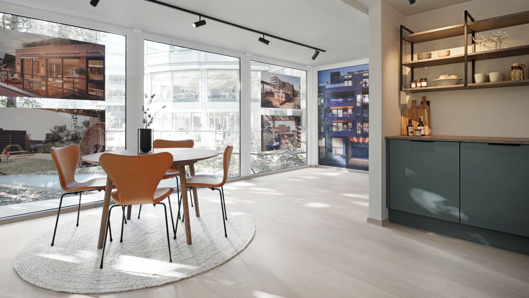 Åpen kjøkkenløsning med grønne skap, spiseplass 