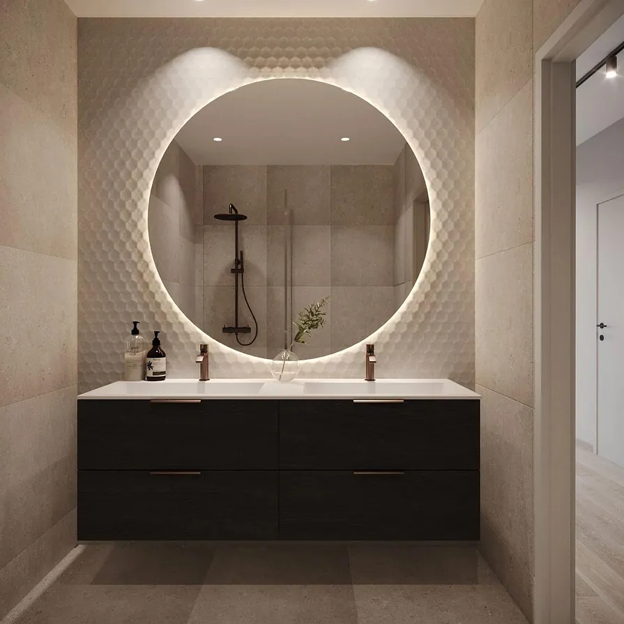 Moderne bad med dobbelt servant, dusjhjørne og rundt speil med LED-belysning.